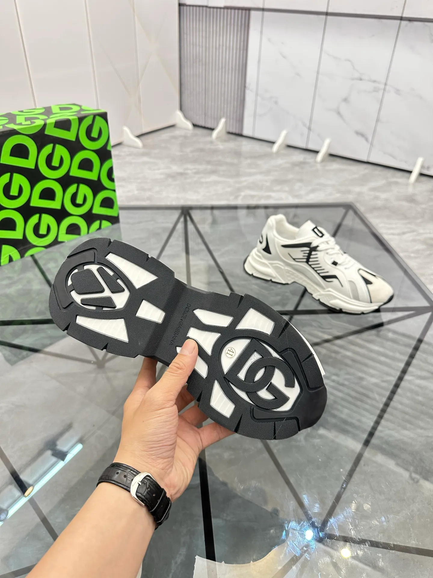 Men's shoes: 💰P560¥ Product trademark: DG "Dolce & Gabbana" low-top casual shoes Regular size: 35-44 (can be customized to 45.46) Couple style Product materials: Upper imported cowhide stitching original material, breathable lining, original outsole. Number: 803